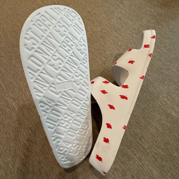 Women's Size 9 Old Navy Maple Leaf (Oh, Canada!) Slide Sandals - Picture 3 of 9
